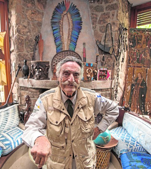 150902.Pozuelo de Alarcon.Madrid. El explorador y aventurero Miguel de la Cuadra Salcedo, en su casa de Pozuelo. Foto: Oscar Chamorro/Colpisa