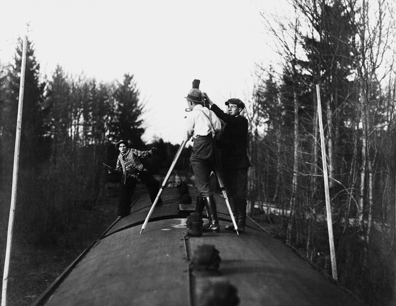 August y Robert subidos a un tren durante la filmación de "Ladrones de trenes", en 1920